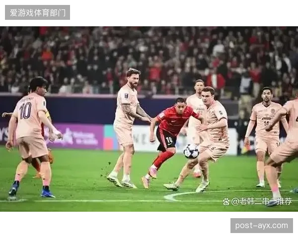 新西兰在对阵智利的友谊赛中展现高强度逼抢,体能优势是其战术基础。 新西兰在对阵智利的友谊赛中展现高强度逼抢,体能优势是其战术基础。